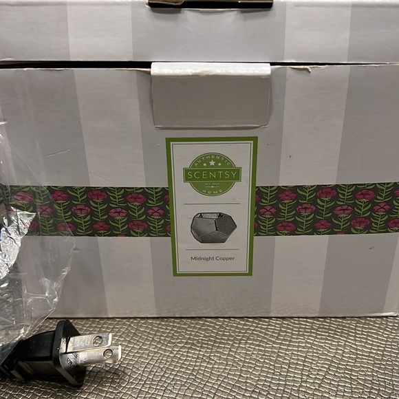 Scentsy Midnight copper wax warmer New in box - Picture 3 of 3